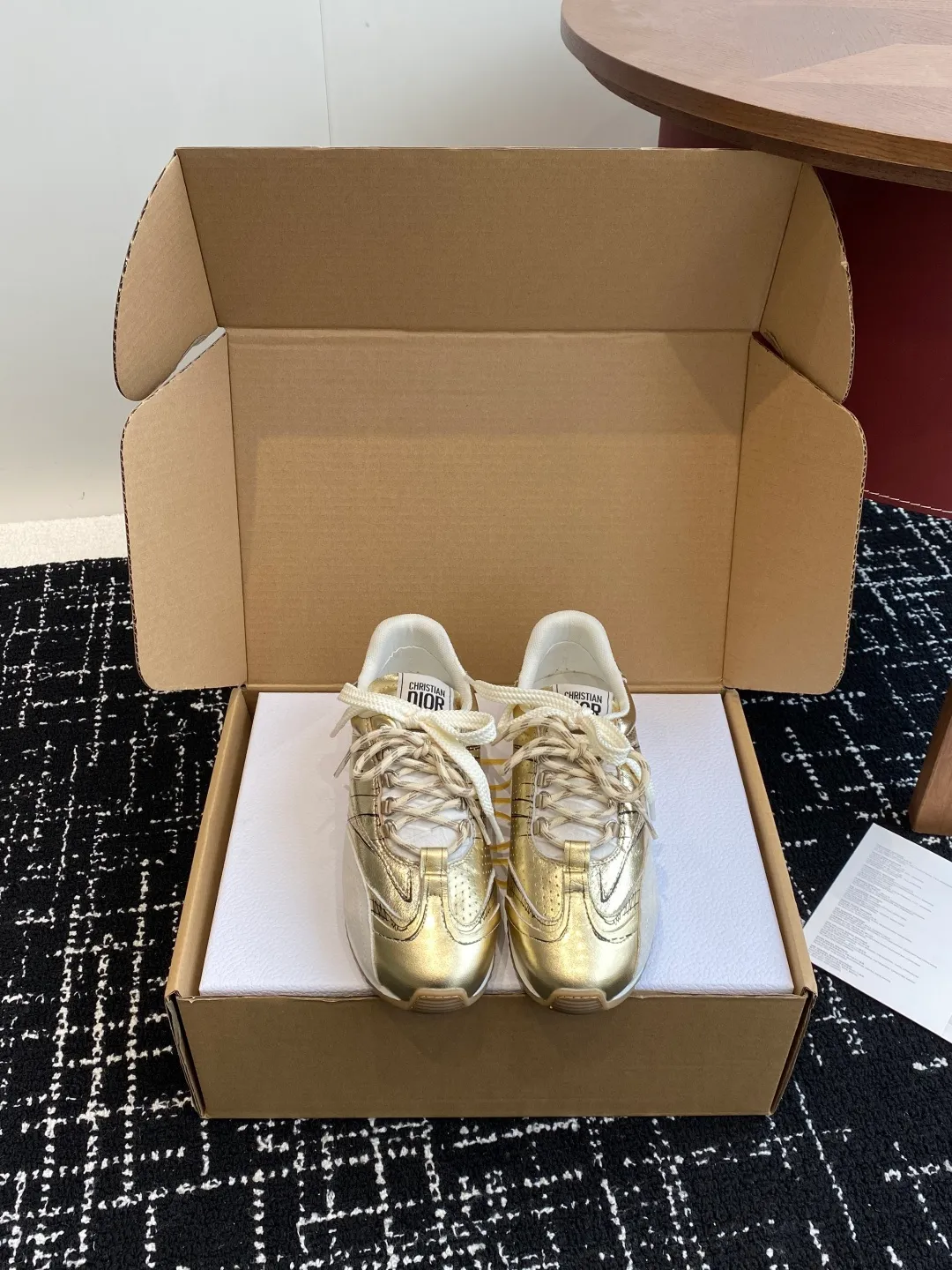 👟👟Ex-factory price 680👟👟 Purchasing grade (synchronized on the official website ✈️box packaging) Dior D-Sketch sneakers made a wonderful appearance at the Dior 25ss spring and summer ready-to-wear series show, highlighting the classic retro aesthetics. They are carefully made of white nylon and cow leather, decorated with printed logos inspired by the shoe production stage, with beige suede cowhide panels and double shoelaces. Handwritten Christian Dior Paris signature on the side, Christian Dior Paris signature panels and plaques on the heel and tongue. Paired with two-tone slim rubber soles, they add a touch of couture to any casual look. Size: #Female 35-40 (No return or exchange if order is made at 40) #Men 39-45 (No return or exchange if order is made at 45) (It will be shipped in about 20 days under development)